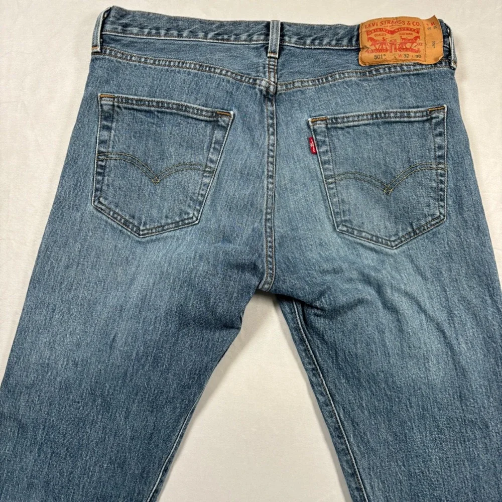 Levi's 501 Original Fit Jeans Mens 33x31 Blue Denim Button Fly Straight Leg